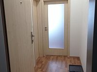 Dlouhodobý pronájem bytu 1+kk s balkonem a zastřešeným parkovacím místem v Mikulově. - IMG_20251217_105845.jpg