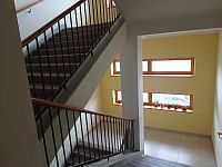 Dlouhodobý pronájem bytu 1+kk s balkonem a zastřešeným parkovacím místem v Mikulově. - IMG_20251217_110335.jpg