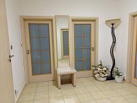 Pronájem bytu 4+kk s prosklenou lodžií v prvním nadzemním podlaží panelového domu v Mikulově - IMG_20251127_150511.jpg