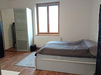 Dlouhodobý pronájem bytu 1+kk s balkonem a zastřešeným parkovacím místem v Mikulově. - IMG_20251217_104246.jpg