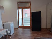 Dlouhodobý pronájem bytu 1+kk s balkonem a zastřešeným parkovacím místem v Mikulově. - IMG_20251217_104305.jpg