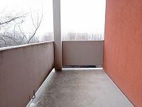Dlouhodobý pronájem bytu 1+kk s balkonem a zastřešeným parkovacím místem v Mikulově. - IMG_20251217_104332.jpg