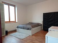 Dlouhodobý pronájem bytu 1+kk s balkonem a zastřešeným parkovacím místem v Mikulově. - IMG_20251217_104559.jpg
