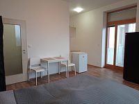 Dlouhodobý pronájem bytu 1+kk s balkonem a zastřešeným parkovacím místem v Mikulově. - IMG_20251217_104721.jpg