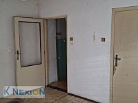 Prodej RD UP 82 m2, pozemek CP 155 m2, Brno-Holásky - Obývací pokoj se vstupem do kuchyně a vstupu