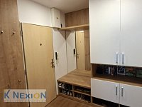 Prodej bezbariérového bytu 3+1, CP 72 m2, po celkové rekonstrukci, Velkopavlovická ul. Brno - Chodba se systémem vestavěných skříní