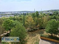 Prodej bezbariérového bytu 3+1, CP 72 m2, po celkové rekonstrukci, Velkopavlovická ul. Brno - Výhled z obývacího pokoje