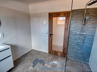 Podkrovní apartmán 3+kk s balkonem | Šumava – Nová Pec | klid, příroda, druhé bydlení - IMG_2426_HDR.jpeg