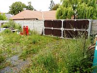 Prodej rodinného domu v Zehubech - vnitřní dvůr, vjezdová vrata