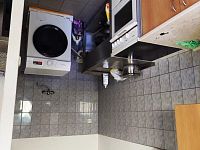 Prodej ubytovny s rozsáhlým pozemkem na okraji Kutné Hory - prostor s pračkou ve společenské místnosti