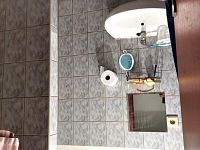 Prodej ubytovny s rozsáhlým pozemkem na okraji Kutné Hory - sociální zařízení v pokoji - sprchový kout, WC, keramické umývadlo