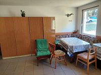 Prodej ubytovny s rozsáhlým pozemkem na okraji Kutné Hory - společenská místnost, kuchyňská linka, jídelna