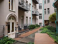 Prodej  bytu 2+kk,  Garáž k bytu – v Top centru města , Praha 1 - zahrada domu