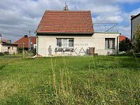 Dům v původní zástavbě  v krátké dojezdové vzdálenosti  na letiště  Praha