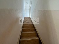 Dům v původní zástavbě  v krátké dojezdové vzdálenosti  na letiště  Praha - IMG_1075.jpeg