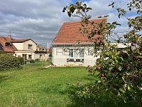 Dům v původní zástavbě  v krátké dojezdové vzdálenosti  na letiště  Praha