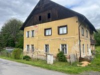 Původní kamenný dům s rozlehlým pozemkem a investičním potenciálem v obci Sezemice - stav domu