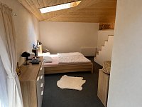 Rodinný dům s vlastním lesem - ložnice.jpg