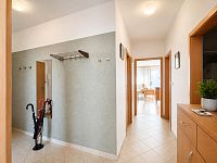 Prodej kompletně zařízeného bytu 3+kk s balkonem a garážovým stáním, 83,6 m², Praha 4 – Kunratice - 97A6114A-2E0E-45C7-AD21-7FE084E27205.jpg