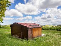 Prodej stavebního pozemku s dřevěnou chatou, 2 829 m2, Chocenice (Plzeň-jih), zlevněno