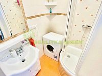 Prodej bytu 3+1 Vsetín, ul. Dolní Jasenka, CP 69,6 m2 - Koupelna.jpeg