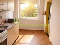 Prodej bytu 2+1 Zlín, ul. Luční, s balkonem, CP 60 m2 - Moderní dřevěná kuchyň s ostrůvkem.jpg