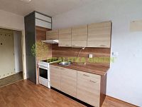 Prodej bytu 2+1 Zlín, ul. Luční, s balkonem, CP 60 m2 - Moderní kuchyně s přírodním dřevem (1).jpg