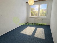 Prodej bytu 2+1 Zlín, ul. Luční, s balkonem, CP 60 m2 - Prázdná místnost se slunečním světlem.jpg