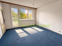 Prodej bytu 2+1 Zlín, ul. Luční, s balkonem, CP 60 m2 - Prázdný obývací pokoj se slunečním světlem.jpg