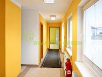 Pronájem kancelářských prostor v obci Juřinka u Valašského Meziříčí, CP 25m2 - upravena_chodba.jpg