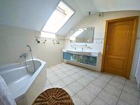 Dům s vůní kávy, životem a investičním potenciálem – Uherské Hradiště - koupelna.jpg