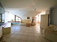 Dům s vůní kávy, životem a investičním potenciálem – Uherské Hradiště - obývací pokoj.jpg