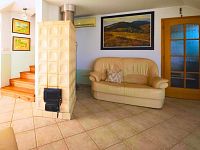 Dům s vůní kávy, životem a investičním potenciálem – Uherské Hradiště - obývak.jpg