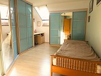 Dům s vůní kávy, životem a investičním potenciálem – Uherské Hradiště - pokoj.jpg