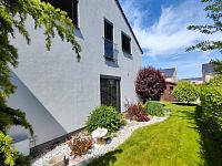 Prodej krásného rodinného domu 4+kk s okrasnou zahradou a jezírkem - Veleň, Praha-východ - IMG_02.jpg