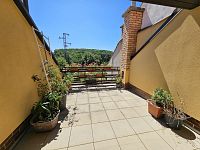 Velký rodinný dům s garáží, terasami s krásným výhledem a zahradou v Brně - 20250702_143948.jpg