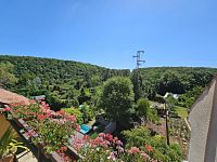 Velký rodinný dům s garáží, terasami s krásným výhledem a zahradou v Brně - 20250702_144024.jpg