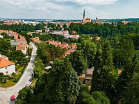 Stavební pozemek 583 m², ulice Jordánská – výhled na staré město, připraven k výstavbě