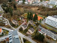 Stavební pozemek 583 m², ulice Jordánská – výhled na staré město, připraven k výstavbě - Jordanska_vol2_Aerial.jpg