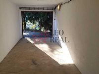 Pronájem vytápěné garáže 21 m2 Klíše + elektřina - garáž cestička 3.jpg