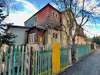 Prodej domu se zahradou k rekonstrukci s projektem a běžícím stavebním povolením, Klíše