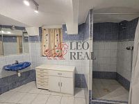 Pronájem 3+1 v rodinném domě 92 m² se zahradou - koupelna.jpg