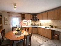 Pronájem 3+1 v rodinném domě 92 m² se zahradou - kuchyn_zesvetleno.jpg