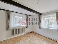 Pronájem 3+1 v rodinném domě 92 m² se zahradou - okna_pokoj.jpg