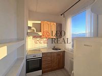 Světlý byt 1+kk, 31 m², 7. patro, jih, výhled – ul. Mazurská, Trója - kuchyn_zaclony (1).jpg