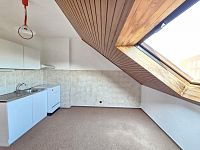 Velký rodinný dům s garáží, terasami s krásným výhledem a zahradou v Brně - 3.jpg