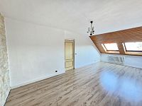 Velký rodinný dům s garáží, terasami s krásným výhledem a zahradou v Brně - 4.jpg