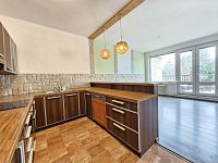 Velký rodinný dům s garáží, terasami s krásným výhledem a zahradou v Brně - 6.jpg