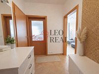 Moderní 2+kk s balkonem v zeleni Záběhlic – ihned k nastěhování - chodba.jpg