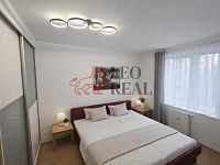 Moderní 2+kk s balkonem v zeleni Záběhlic – ihned k nastěhování - ložnice.jpg